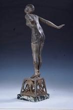 Art deco sculptuur beeld van  een meisje in zwemtenue De