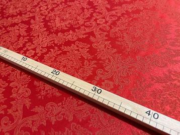 Rouge Damassé : une élégance royale pour votre maison -