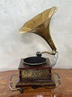 GRAMOPHONE - Antieke stijlvolle grammofoon handgemaakt