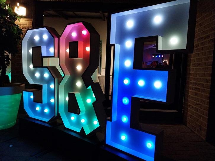 XXL grootste lichtletters in België te huur /verhuur, Hobby en Vrije tijd, Feestartikelen | Verhuur, Zo goed als nieuw