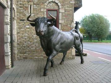 Stier in brons beschikbaar voor biedingen
