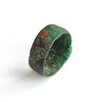 Oud-Grieks Brons en Granaat Zeldzame ring met