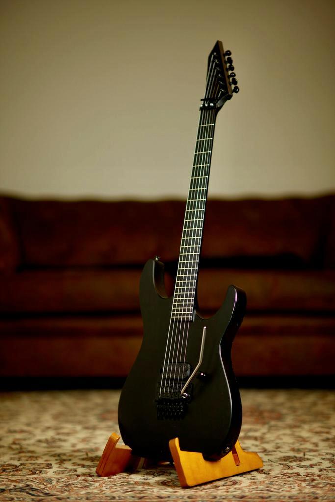 ESP LTD M-Black | Metal Black Satin, Musique & Instruments, Instruments à corde | Guitares | Électriques, Envoi