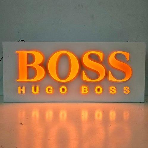 Hugo Boss neon sign - Reclamebord met achtergrondverlichting, Antiquités & Art, Antiquités | Assiettes décoratives & Carrelages