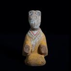 Poterie Figure peinte dun homme agenouillé - Dynastie des, Verzamelen