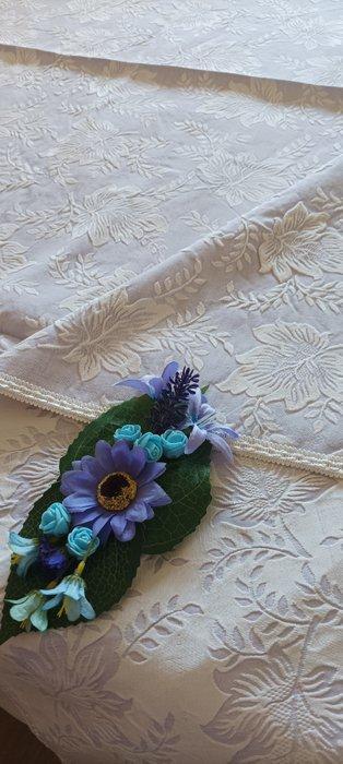 Linda, een dubbelzijdige sprei of tafelkleed met, Antiek en Kunst, Antiek | Tapijten, Tafelkleden en Textiel