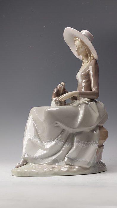 Lladró - Beeld, Jonge vrouw met schoothond - 34 cm -, Antiek en Kunst, Antiek | Glaswerk en Kristal