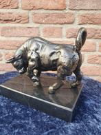 Decoratief ornament - Europa - Stier op marmeren voet.