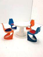 Helly - Miniatuur figuur - Space age stijl tafel met vier, Antiek en Kunst