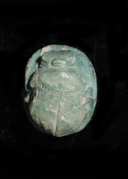 Oud-Egyptisch Groen Hardstone Phoenische scarabee met Isis, Antiek en Kunst, Antiek | Overige Antiek