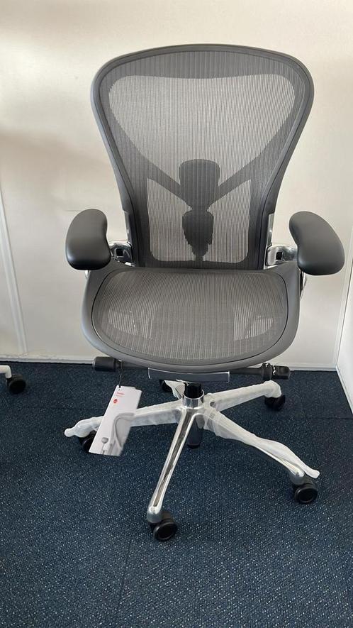 Herman Miller Aeron Remastered Polished Aluminium, Huis en Inrichting, Bureaustoelen, Bureaustoel, Zwart, Zo goed als nieuw, Ergonomisch