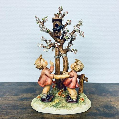 Hummel # 635 - Welcome Spring - TMK7 - Boxed - Figurine -, Antiek en Kunst, Curiosa en Brocante