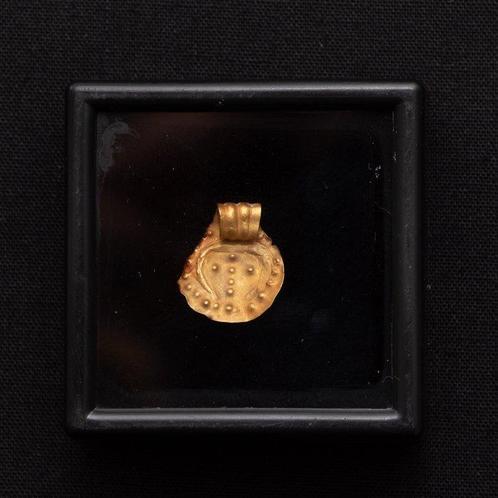 Oud-Romeins Goud gold circular amulet with cross - 15 mm, Handtassen en Accessoires, Antieke sieraden