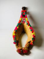 Ornement décoratif - Cuir brodé avec des pompons colorés -