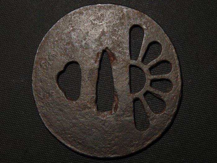Katana - Fer forgé - Daito Sukashi Tsuba by armor maker :, Antiek en Kunst, Antiek | Overige Antiek