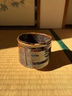 Chawan japonais (bol à thé), grès à glaçure foncée, signé