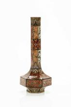 Vase - Émail, Un beau vase hexagonal cloisonné travaillé, Antiek en Kunst