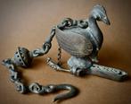 Zoomorfe rituele olielamp in brons met een vogel -, Antiek en Kunst
