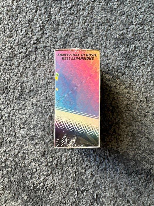 Pokémon - 1 Box - Evoluzioni Prismatiche - Scarlet & Violet, Hobby en Vrije tijd, Verzamelkaartspellen | Pokémon