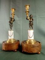 Kandelaar (2) - Brons, Verguld - on later walnut pedestal, Antiek en Kunst