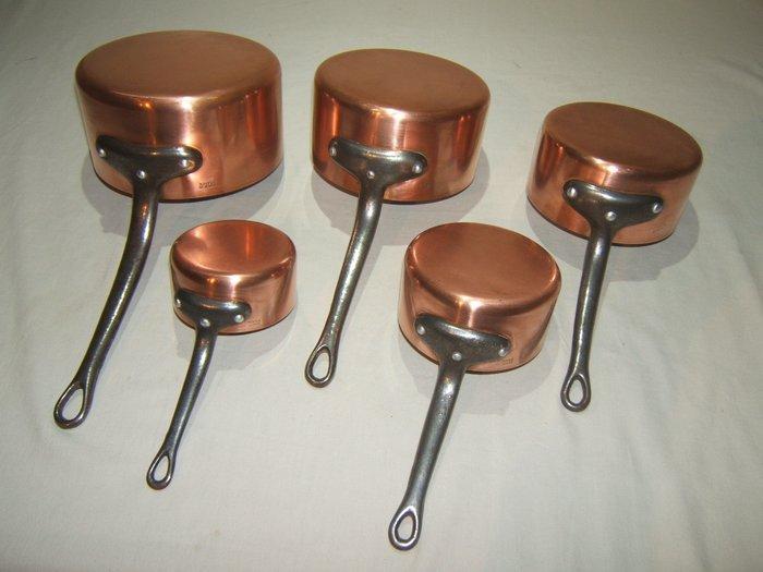 Made in France - Een fraaie set van 5 Franse koperen pannen, Antiek en Kunst, Antiek | Keukengerei