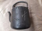 Een gesigneerde gietijzeren theepot, tetsubin - IJzer