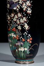 Vase - Émail, Un vase carré en cloisonné bleu foncé avec des, Antiek en Kunst