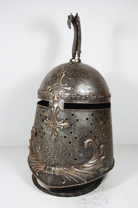 Helm - Middeleeuwse stijl - Europa - 2020+, Antiek en Kunst, Kunst | Designobjecten