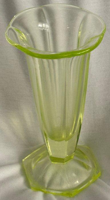 Vaas - Uraniumglas - Boheemse uran glass vaas, Antiek en Kunst, Antiek | Glaswerk en Kristal