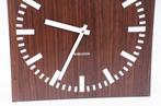 Dubbelzijdige wandklok in Stationsklok stijl - Karlsson -