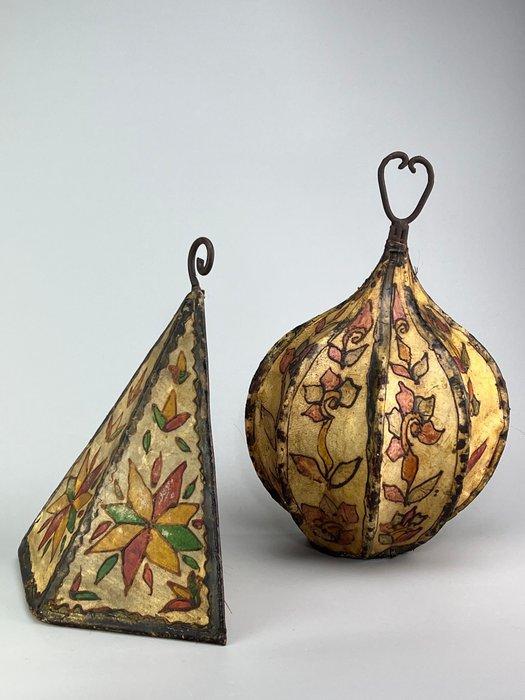 Plafondlamp (2) - Leder, IJzer - Paar etnische lampenkappen, Antiek en Kunst, Kunst | Designobjecten