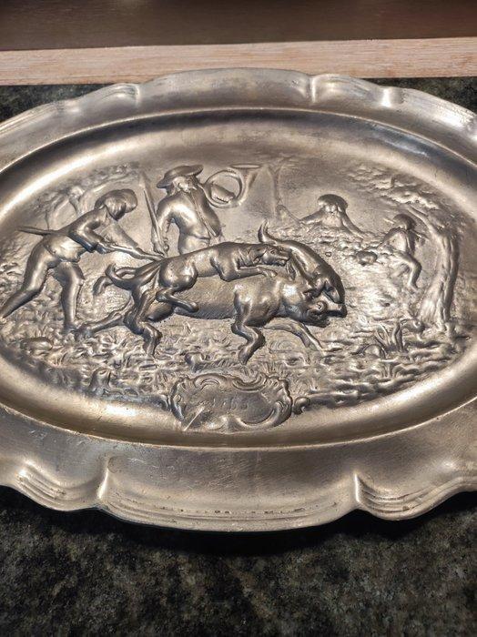 Wanddecoratie - Jachtscene op everzwijn en honden -, Antiek en Kunst, Curiosa en Brocante
