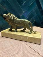 Figurine - Art decom leeuw op marmeren sokkel - Régule, Antiek en Kunst, Antiek | Keramiek en Aardewerk