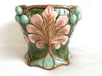 Art Nouveau cache-pot , weelderig decor met Kastanjebolsters