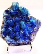 Prachtige groene kristalcluster bij daglicht met mooie