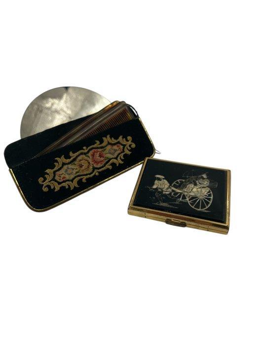 Doos (2) - Emaille, Fluweel - Maak een poeder-/kamdoos., Antiek en Kunst, Antiek | Zilver en Goud