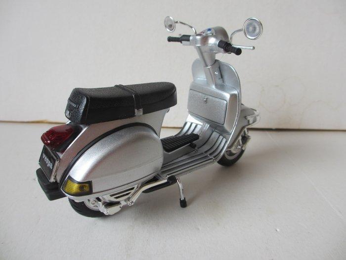 New Ray 1:12 - Modelauto - Vespa P200E - Zeldzaam en al, Hobby & Loisirs créatifs, Voitures miniatures | 1:5 à 1:12