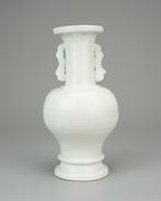 Vase Dehua - Porcelaine - Chine - Dynastie Ming (1368–1644), Antiek en Kunst