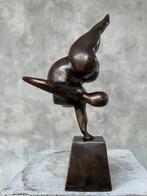 Beeld, NO RESERVE PRICE - Voluptuous Balancing Lady Statue -