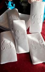 12 tafellinnen servetten van damast, gemonogrammeerd met C B