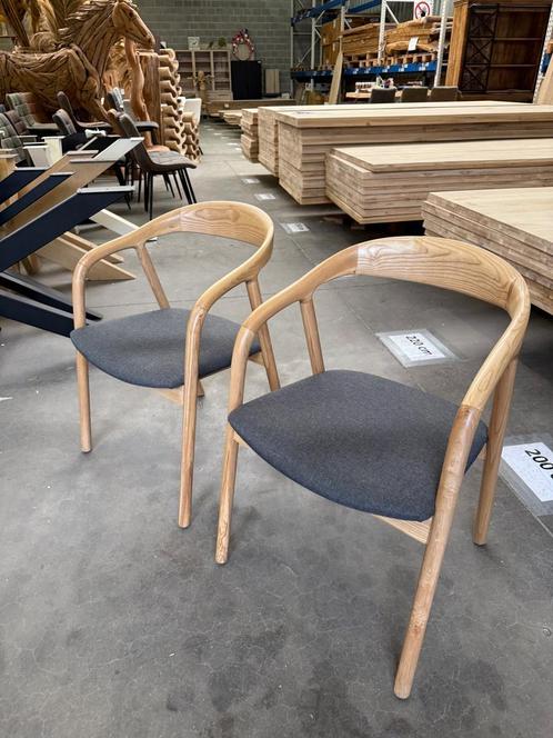 Didier armstoel hout, antraciet kussen (nieuw, A-keuze), Huis en Inrichting, Stoelen, Nieuw, Hout