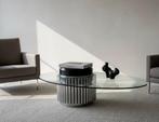 Table basse - Conception en porte-à-faux avec base, Antiquités & Art