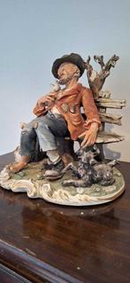 Capodimonte - A. Giaretti - Beeld, Landloper op bank - 33 cm, Antiek en Kunst
