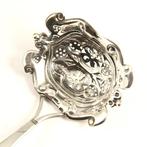 Antieke (Rococo 1858) handwerk suikerstrooilepel - Wed. H., Antiek en Kunst
