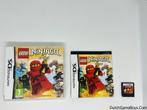 Nintendo DS - Lego Ninjago - De Game - HOL, Games en Spelcomputers, Games | Nintendo DS, Gebruikt, Verzenden