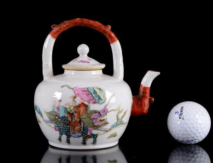 Une théière en famille rose chinoise et or avec une Dame, Antiek en Kunst, Antiek | Overige Antiek