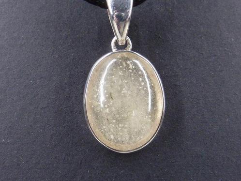 Libisch Desert Glass Cabochon Cristobaliet Hanger - 5.6 g, Verzamelen, Mineralen en Fossielen