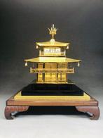 Een beeldje dat de Kinkaku-ji-tempel  repliceert - Shwa