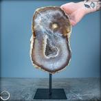 Natuurlijke gesneden geode chalcedoon en agaat Op stand-