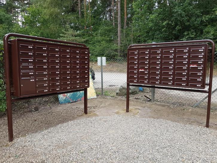 Brievenbussen van metaal vrijstaand en in een omheining., Jardin & Terrasse, Boîtes aux lettres